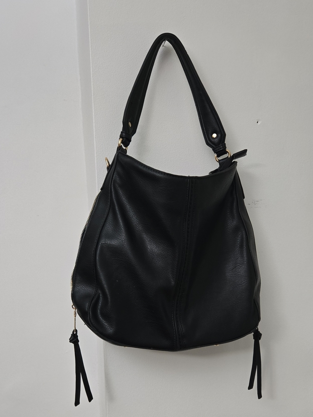 Classic Black Leather Shoulder Bag - Sleek Everyday Tote